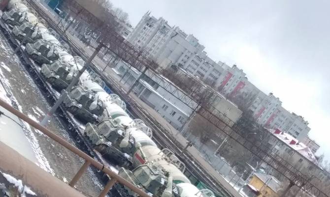 В Брянске сняли на фото эшелон с самоходными гаубицами «Мста-С»