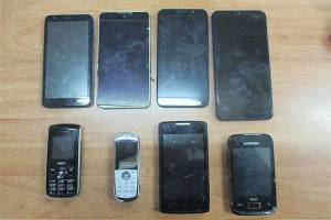 Брянские зэки не дождались восемь мобильных телефонов