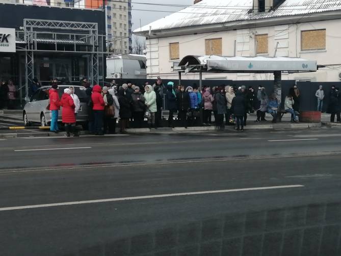 В Брянске заметили столпотворение на остановке напротив автовокзала