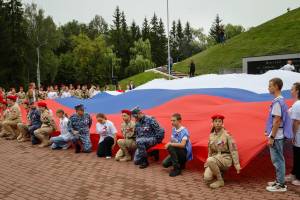 В Брянске на Кургане Бессмертия развернули огромный флаг России