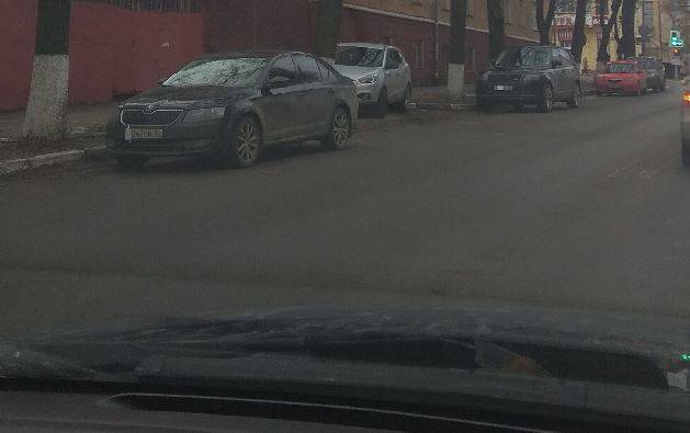 В Брянске на Горького заметили прячущих номера автохамов