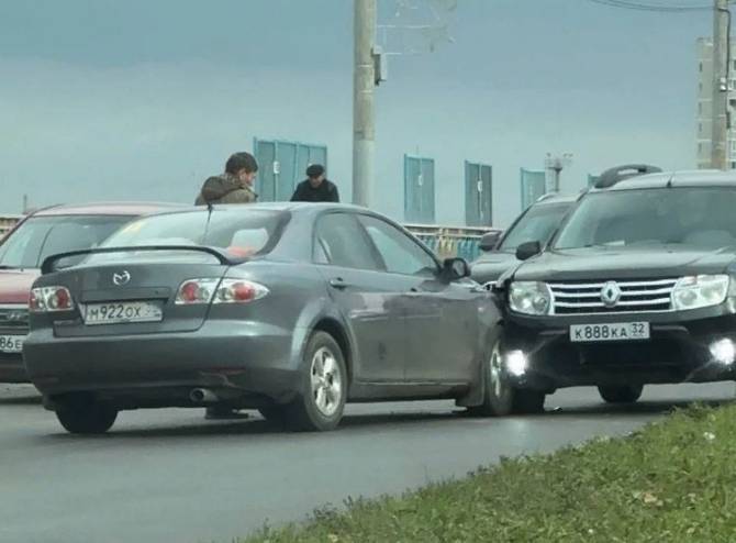 В Брянске на путепроводе водитель Mazdа поехал по встречке и столкнулся с Renault