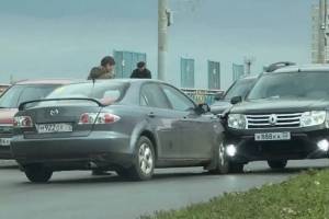 В Брянске на путепроводе водитель Mazdа поехал по встречке и столкнулся с Renault
