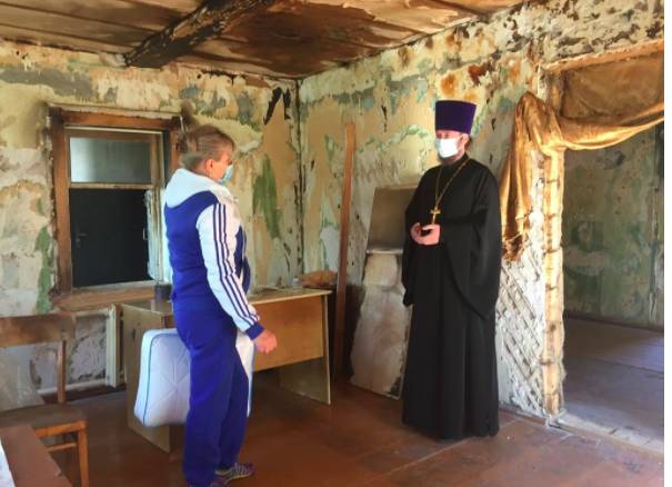 В Карачеве священник помог хозяйке сгоревшего дома