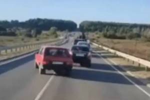 В Севске сняли на видео пенсионера-нарушителя на «Ладе»