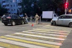 В Брянске на пешеходном переходе разбились две легковушки