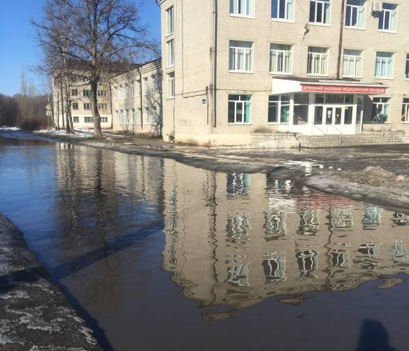 В Брянске утонула дорога возле медицинского колледжа