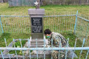 Брянские следователи благоустроили памятник связному партизанского отряда