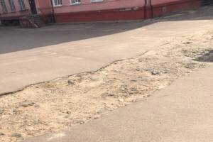 Жители Клинцов бьют тревогу из-за ямы на территории горбольницы