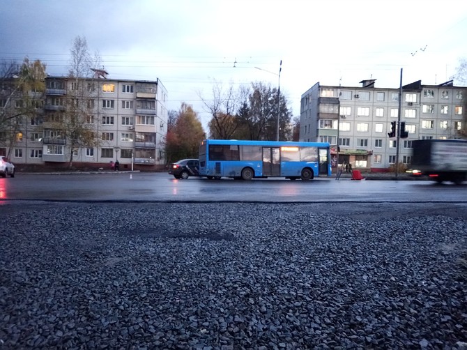 В Брянске на улице Авиационной легковушка протаранила «синий» автобус №27