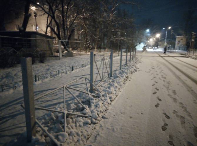 В Брянске возле детсада «Мишутка» уродливый забор разобрали на металлолом 