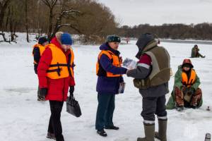 В Брянске рыбакам напомнили правила безопасности на льду