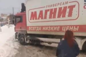 В Брянске водитель фуры «Магнит» устроил пробку на Ромашина