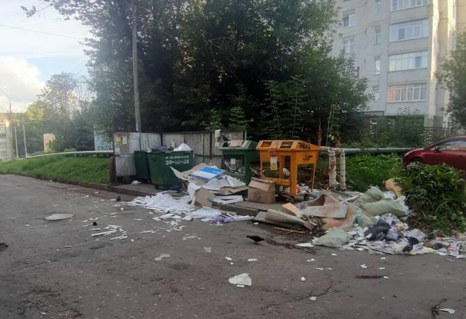 В Брянске возле площади Партизан образовалась огромная свалка