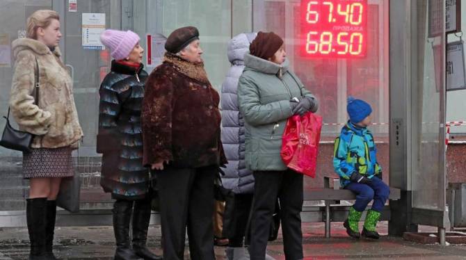 Брянцев призвали не паниковать из-за падения курса рубля 