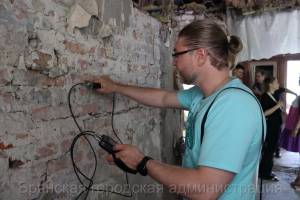 В Брянске эксперты «считывают» ультразвуком стены разрушенного взрывом дома