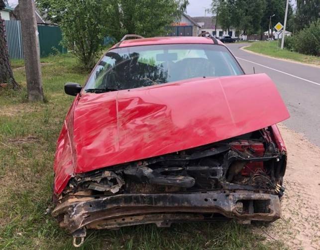 В брянском посёлке Дубровка водитель Volkswagen врезался в забор дома и сломал позвоночник