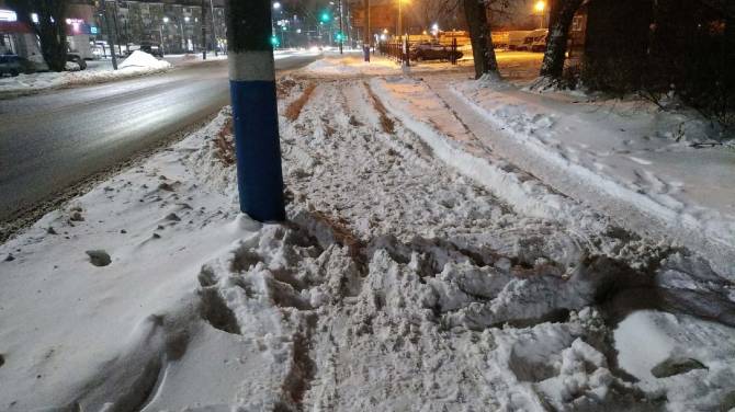 Брянцы пожаловались на заваленные снегом тротуары на улице Литейной