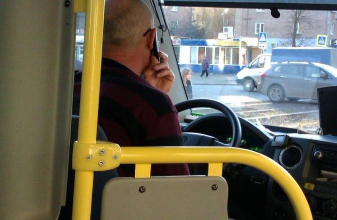 Брянских водителей автобусов лишат премии за разговоры по телефону