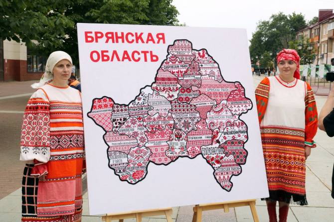 На бульваре Гагарина открылась выставка «Традиционный народный костюм Брянской области»