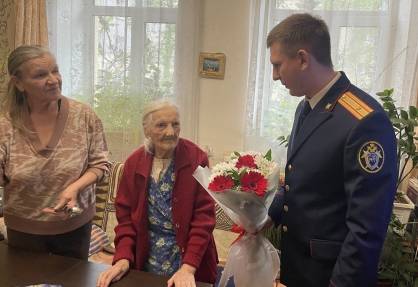 В Брянске следователи поздравили с Днем Победы 103-летнюю Пелагею Зеленко
