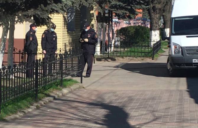 Брянские полицейские на Радоницу взяли под охрану кладбища