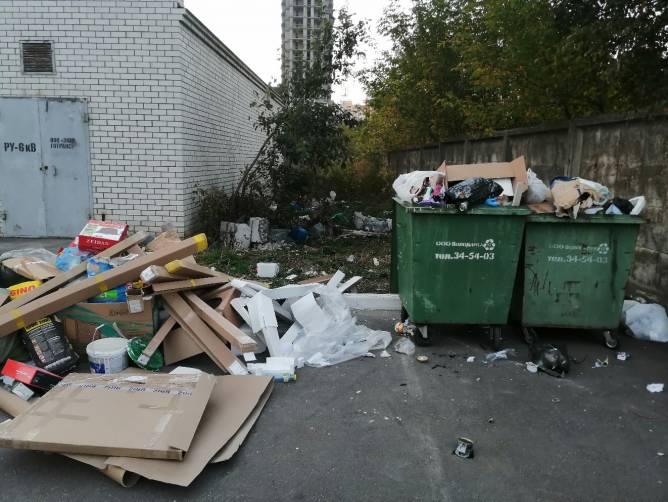 В Брянске рядом с детской площадкой появилась мусорная свалка