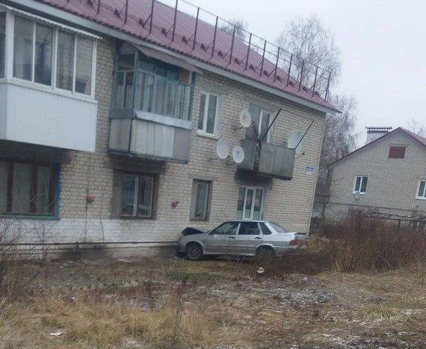 В Дятьковском районе ВАЗ протаранил стену двухэтажки