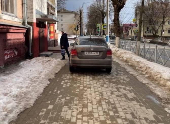 В Брянске водитель оставил Volkswagen на тротуаре по улице Фокина