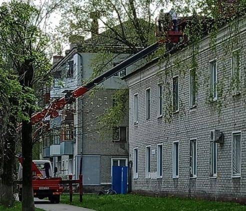 В Брянске на крыше дома разобрали осыпающиеся кирпичами трубы 