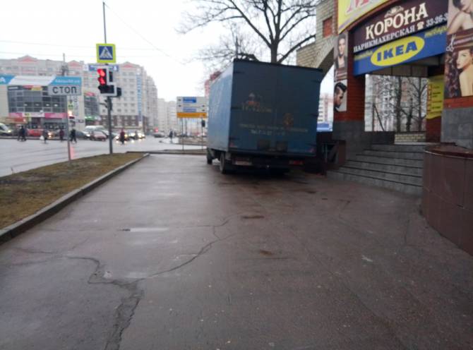 В Брянске автохам на грузовике занял тротуар