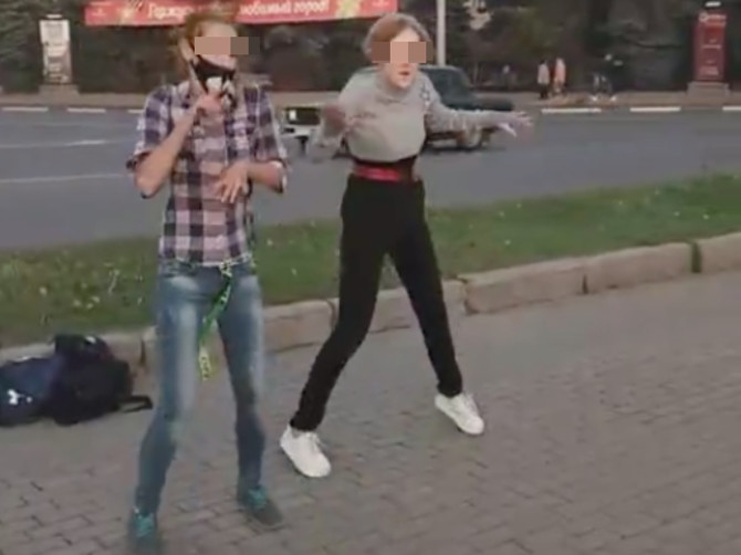 В Брянске на площади Партизан подростки показали откровенные танцы