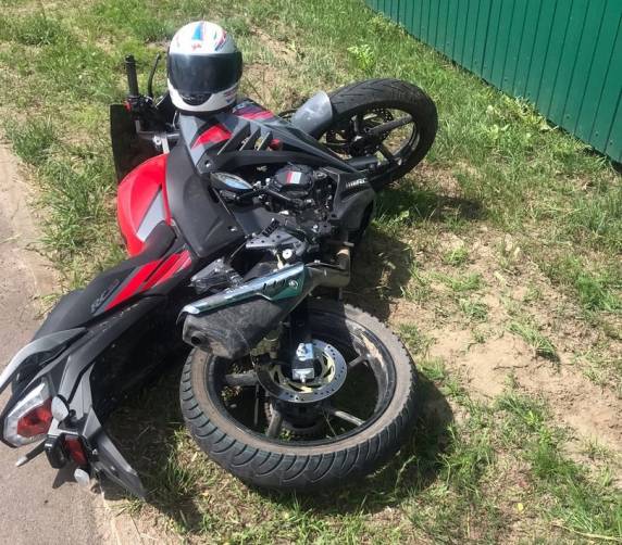 Под Жуковкой мотоциклист без прав врезался в забор и разбил голову
