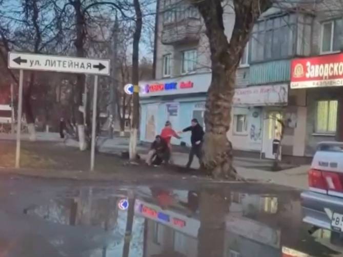 В Брянске сняли на видео пьяную драку возле «Заводского бара»