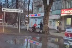 В Брянске сняли на видео пьяную драку возле «Заводского бара»