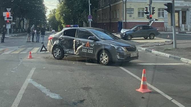 В центре Брянска машина «Городского такси» попала в ДТП