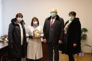 В Брянске передали сладкие новогодние подарки врачам больницы №4