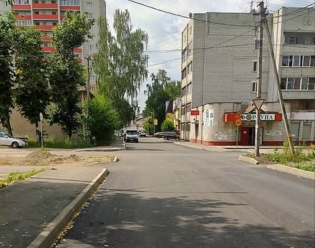 В Брянске начали асфальтировать дорогу и тротуары на переулке Металлистов