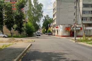В Брянске начали асфальтировать дорогу и тротуары на переулке Металлистов