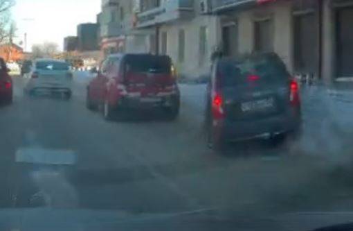 В Брянске водитель Kia отправил в сугроб седан Hyundai