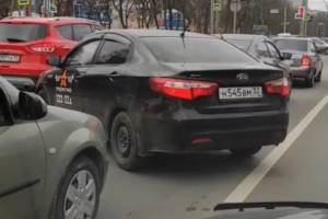 В Брянске «городской» таксист пошел на разворот через три полосы