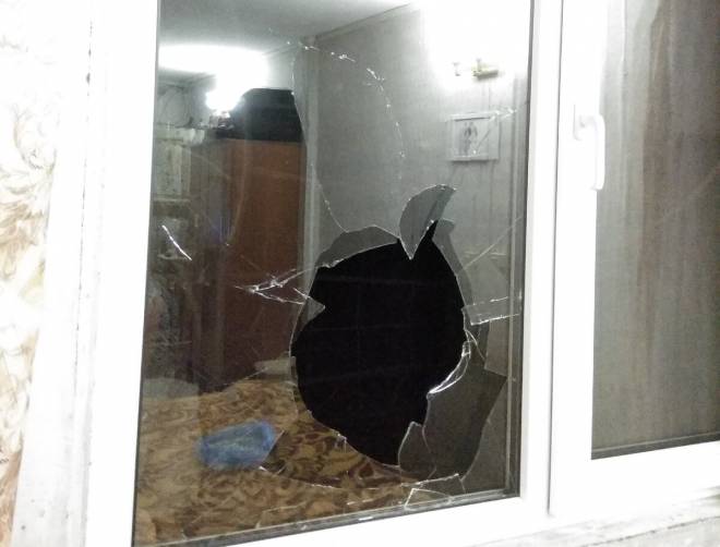 В Клинцах женщине разбили камнем окно на балконе