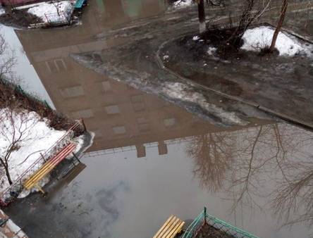 В Брянске затопило двор на проспекте Московском