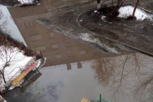 В Брянске затопило двор на проспекте Московском