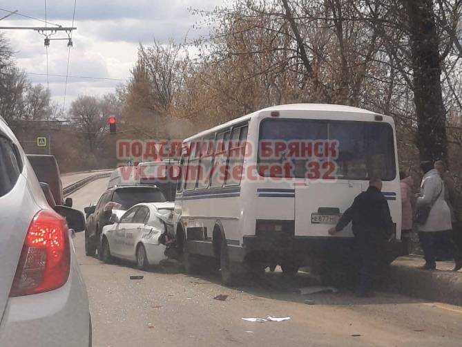 В Брянске учебный автомобиль и похоронный автобус попали в ДТП