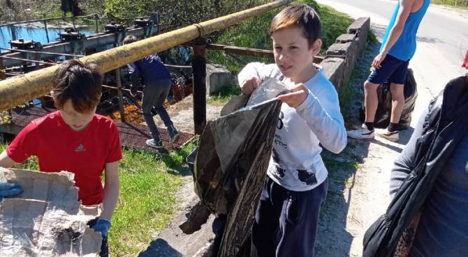В брянском поселке Ивот устроили рейд против мусора