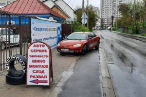 В Брянске иностранец перекрыл своей машиной тротуар