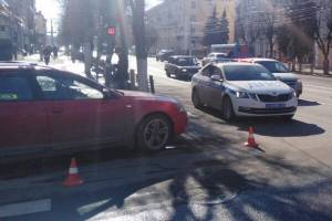 В Брянске 29-летняя женщина пошла на красный свет и попала под машину