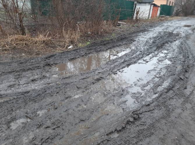 В Брянске на Новом городке грунтовые дороги превратились в болото