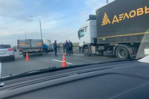 Авария с грузовиком заблокировала платный участок трассы Брянск-Москва